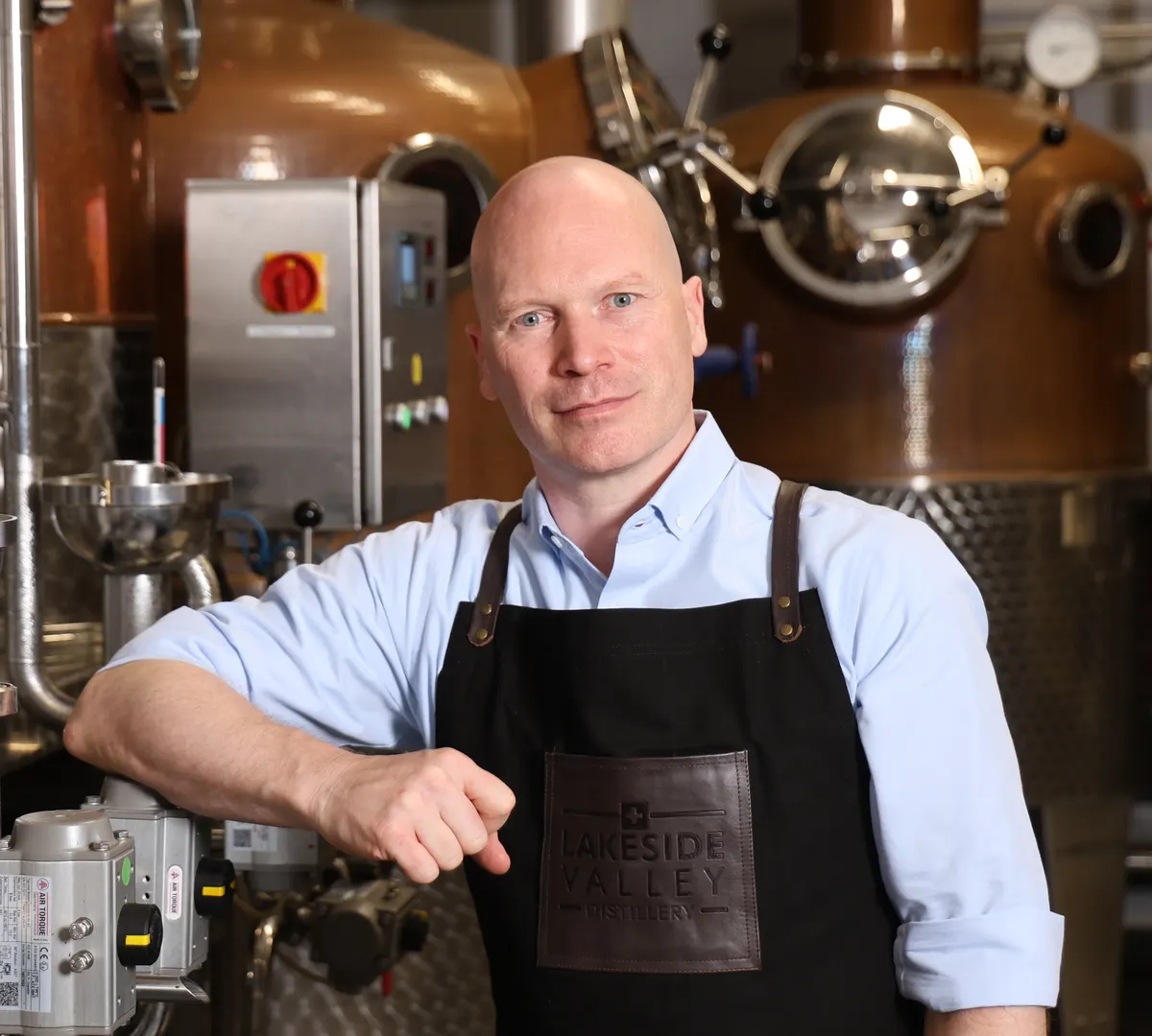 Marcel Amann an der kupfernen Brennanlage